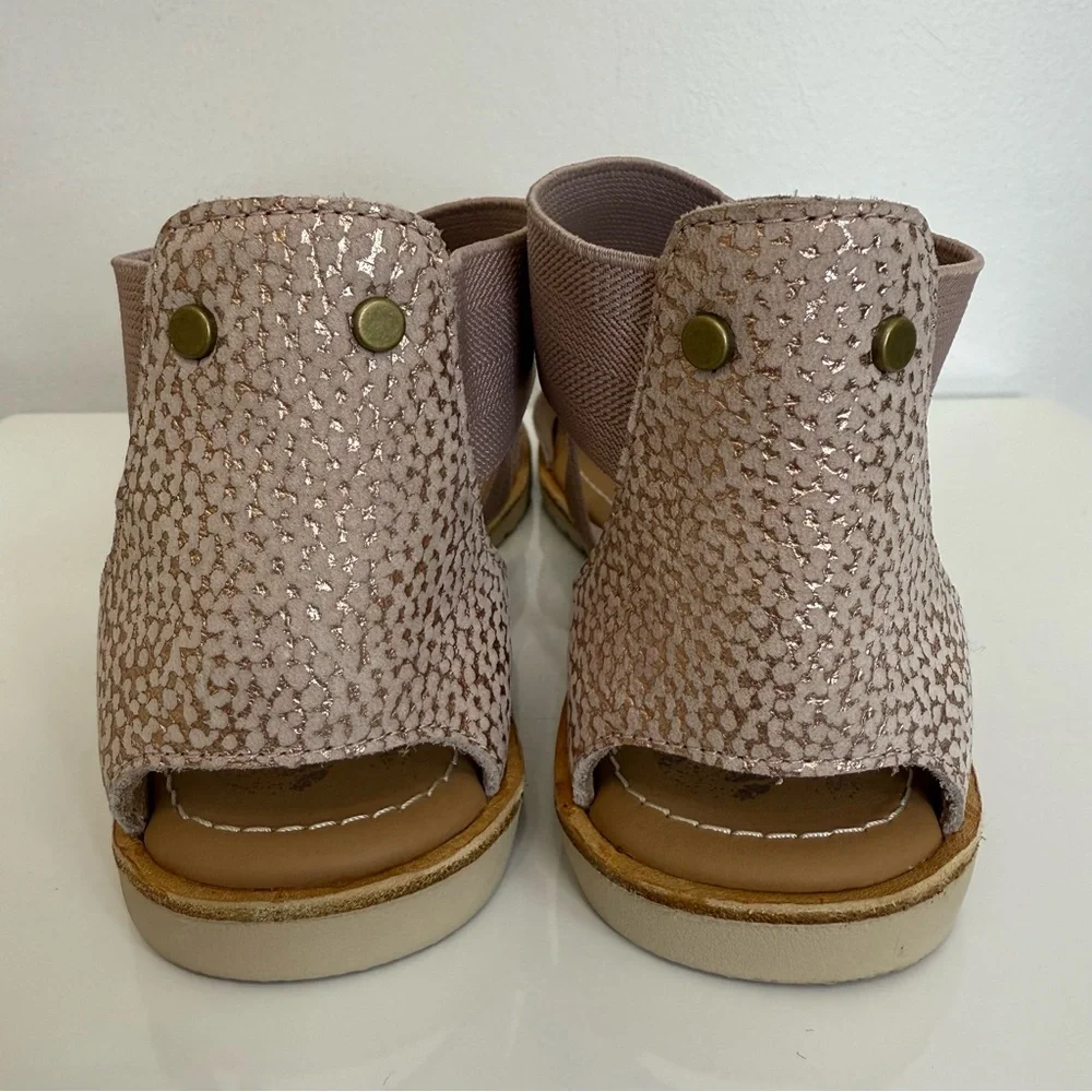 Sorel Ella  Flat Sandal Pink Rose Gold Leather Open Toe Size 8 Stretch Straps